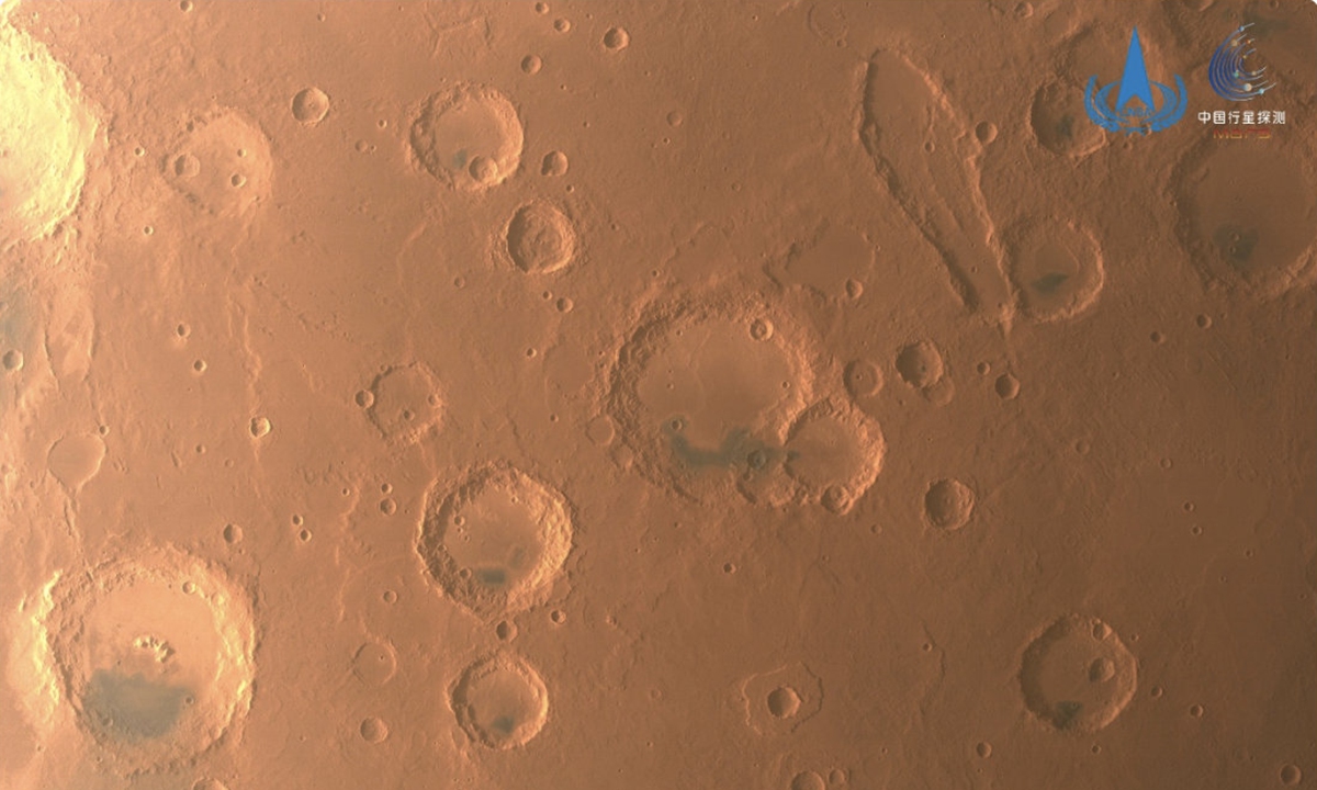 Craters on the surface of Mars photographed by the medium-resolution camera of Tianwen-1 orbit Photo: Sina Weibo