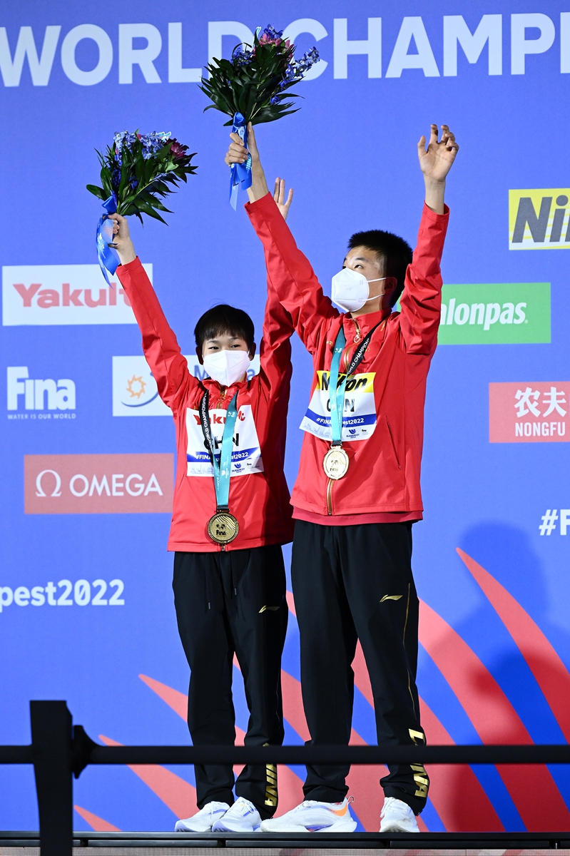 Gold medalists Bai Yuming and Quan Hongchan of Team China pose during the medal ceremony for the Mixed Team Event Final on day four of the Budapest 2022 FINA World Championships at Duna Arena on June 29, 2022 in Budapest, Hungary. Photo: VCG