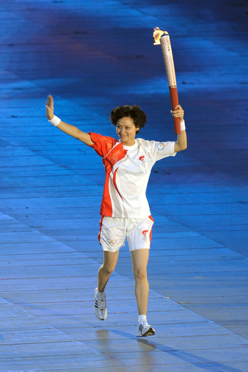 Gao Min carries the torch at the 2008 Beijing Olympic Games opening ceremony on August 8, 2008. Photo: IC