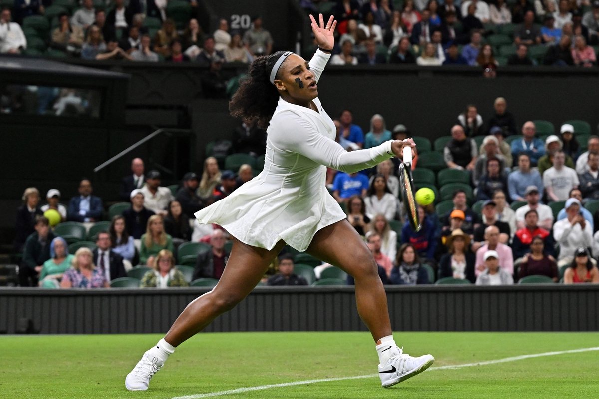 Serena Williams plays a forehand against Harmony Tan during their women's singles first-round match at Wimbledon on June 28, 2022 in London, England. Photo: VCG