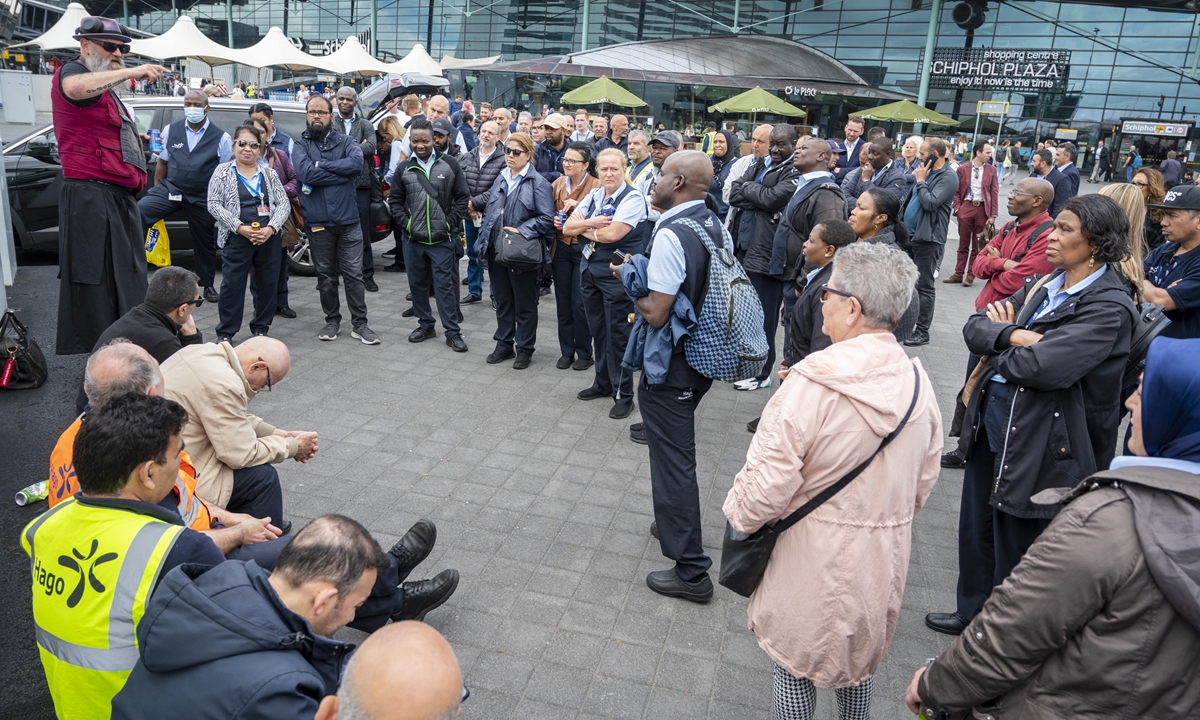 Schiphol Airport cleaning staff protest outside the airport in Haarlemmermeer, the Netherlands, on June 20, 2022, as they temporarily stopped working due to dissatisfaction with missing out on a financial bonus this summer. Photo: AFP