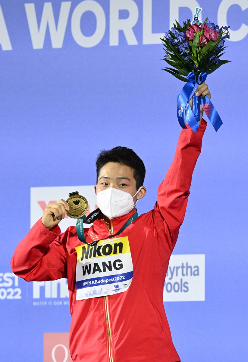Gold medalist Wang Zongyuan celebrates on the podium after the men's 3-meter springboard diving finals in Budapest, Hungary on June 28, 2022. Photo: VCG