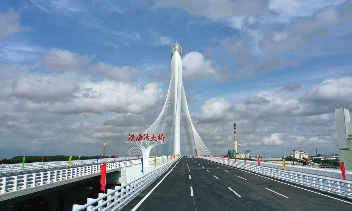 An overview of Binhai Bay Bridge in Dongguan, South China's Guangdong Province on June 30, 2022. The
973.6-meter-long bridge, an important project of the Greater Bay Area, opened to traffic the same day, improving
essential transportation conditions in the region. Photo: cnsphoto