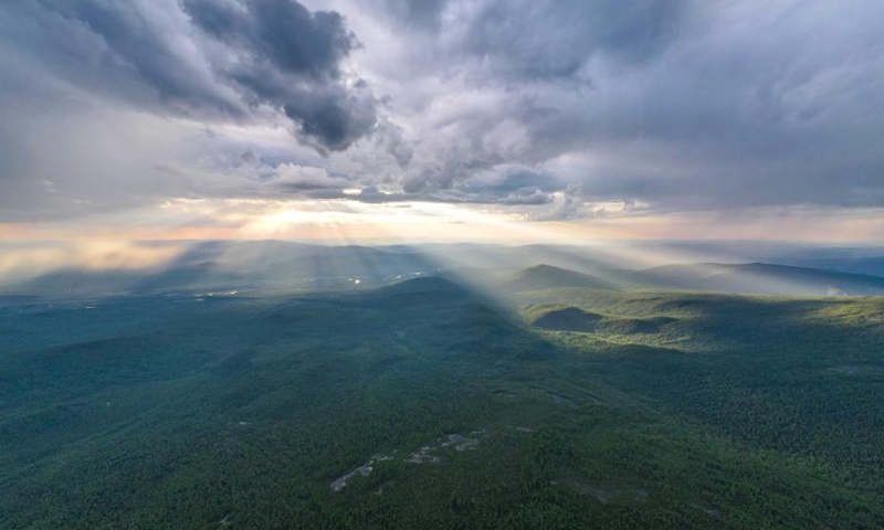Aerial photo taken on June 28, 2022 shows the sunrise at Okliet Mountain in Genhe City, north China's Inner Mongolia Autonomous Region.(Photo: Xinhua)