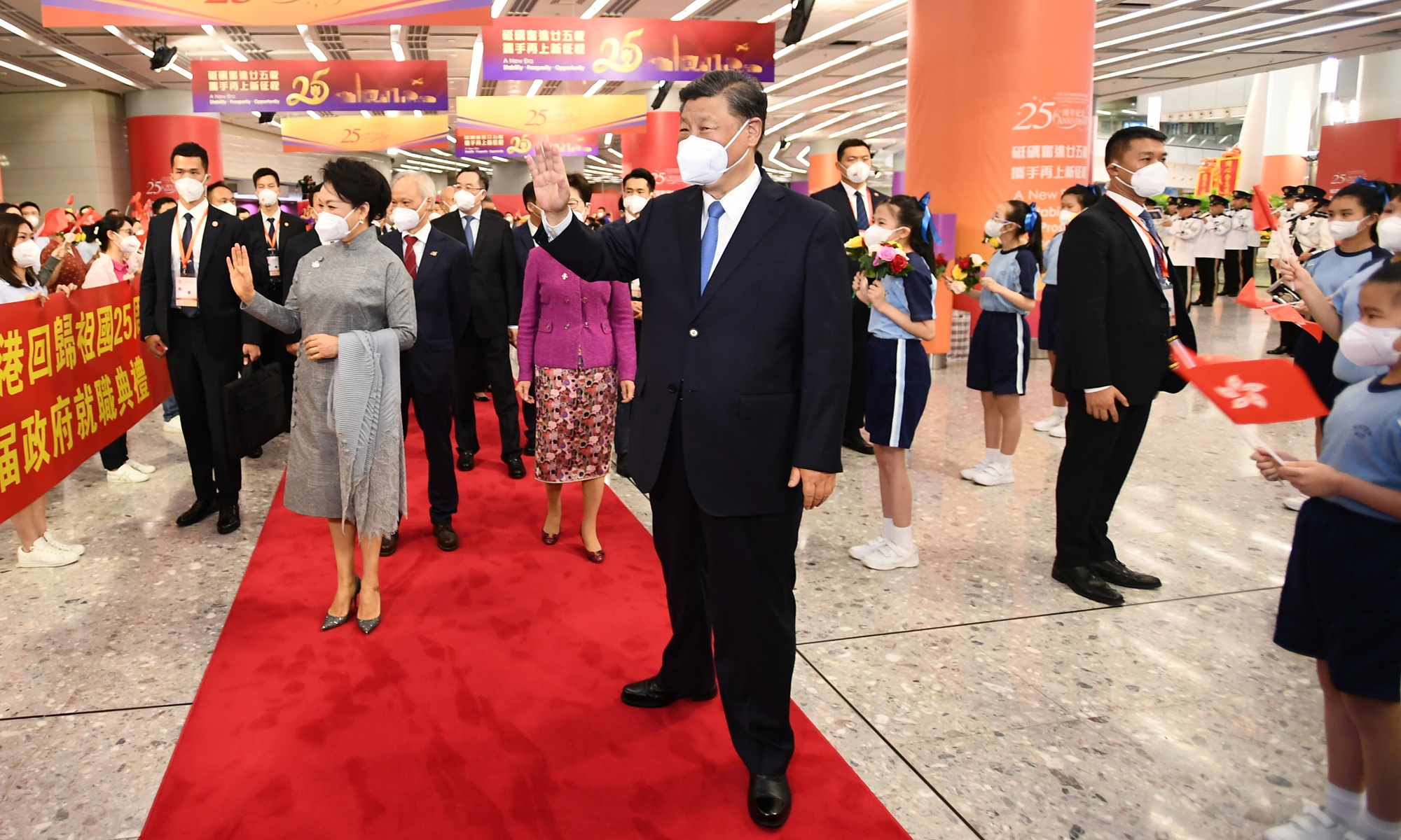 Chinese President Xi Jinping and his wife Peng Liyuan wave to the welcoming crowd upon their arrival in Hong Kong, on June 30, 2022. Xi, also general secretary of the Communist Party of China Central Committee and chairman of the Central Military Commission, arrived in Hong Kong by train. 
Photo: Xinhua
