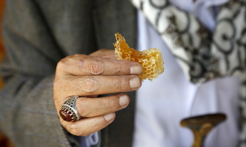 A man tries honey at a honey festival in Sanaa, capital of Yemen, on June 30, 2022.(Photo: Xinhua)