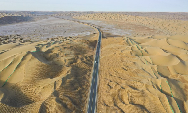 Aerial photo shows a new highway traversing the Taklimakan Desert in northwest China's Xinjiang Uygur Autonomous Region, June 23, 2022.(Photo: Xinhua)