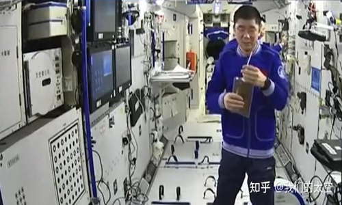 Taikonaut Liu Boming drinks water in space. Photo: Our Space via Zhihu