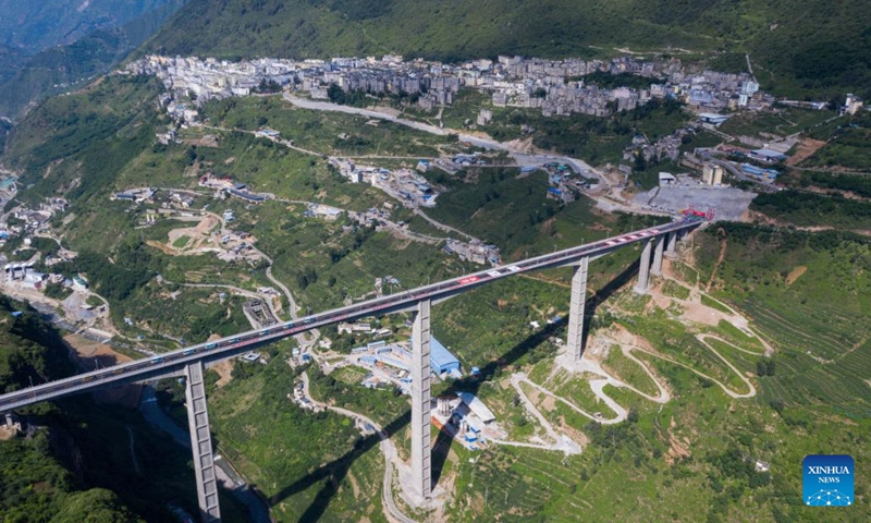 Aerial photo taken on June 30, 2022 shows a view of a grand bridge in Jinyang County, southwest China's Sichuan Province. A grand bridge connecting the old town area and new town area of Jinyang Town opened to traffic on June 30. The bridge has significantly improved local traffic conditions, cutting the driving time between two areas from over one hour to a few minutes.(Photo: Xinhua)