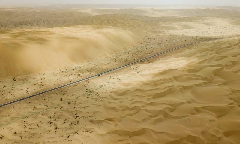 Aerial photo shows a new highway traversing the Taklimakan Desert in northwest China's Xinjiang Uygur Autonomous Region, June 25, 2022.(Photo: Xinhua)