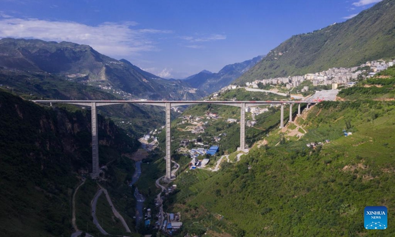 Aerial photo taken on June 30, 2022 shows a view of a grand bridge in Jinyang County, southwest China's Sichuan Province. A grand bridge connecting the old town area and new town area of Jinyang Town opened to traffic on June 30. The bridge has significantly improved local traffic conditions, cutting the driving time between two areas from over one hour to a few minutes.(Photo: Xinhua)