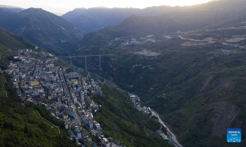Aerial photo taken on June 30, 2022 shows a view of a grand bridge in Jinyang County, southwest China's Sichuan Province. A grand bridge connecting the old town area and new town area of Jinyang Town opened to traffic on June 30. The bridge has significantly improved local traffic conditions, cutting the driving time between two areas from over one hour to a few minutes.(Photo: Xinhua)