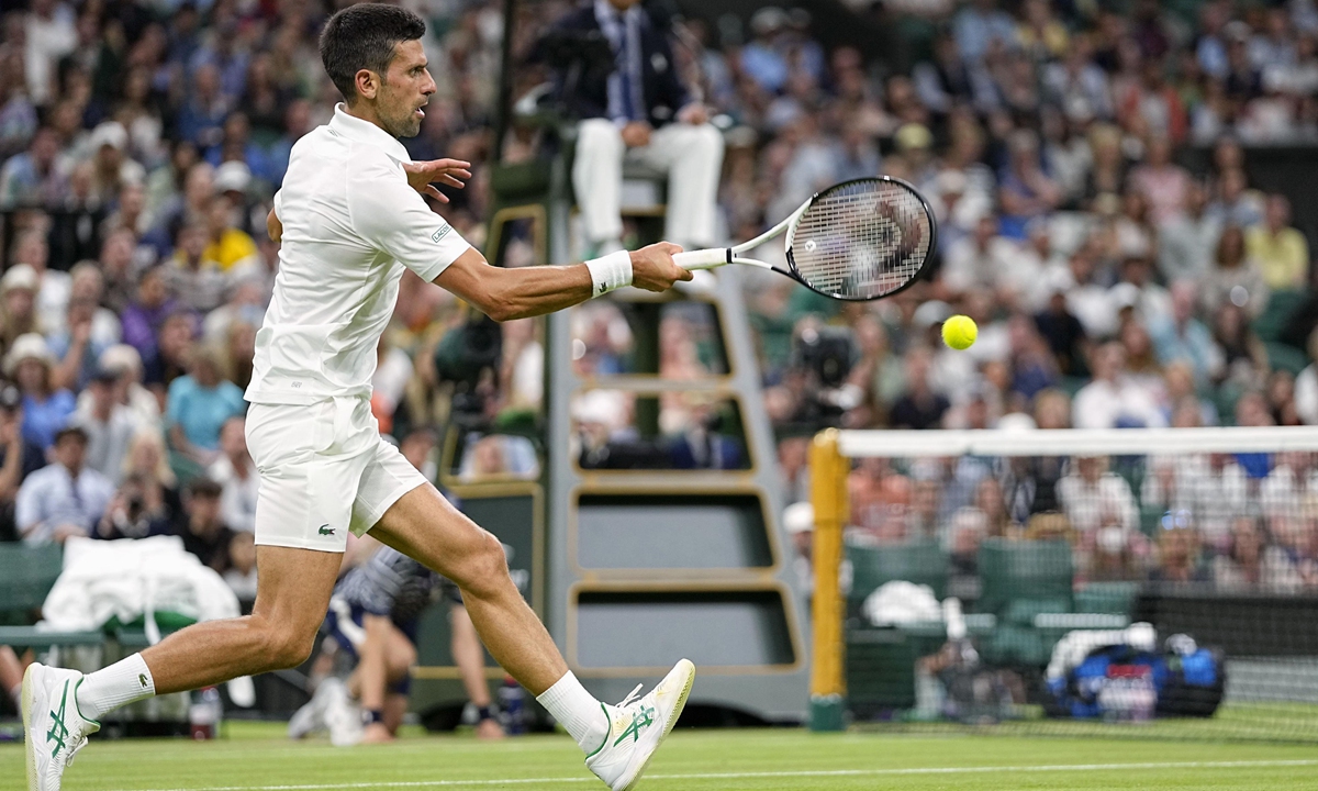 Novak Djokovic plays against Tim van Rijthoven in London on July 3, 2022. Photo: VCG