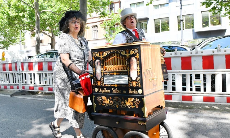 Barrel organ players perform during a parade of an international barrel organ festival in Berlin, Germany, on July 2, 2022.Photo:Xinhua