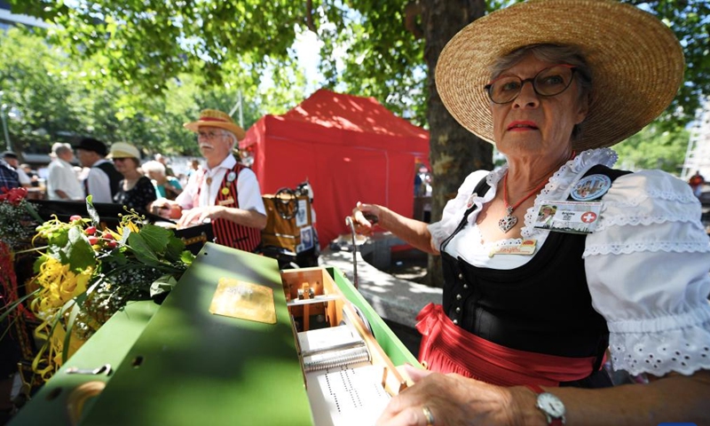 Barrel organ players perform during a parade of an international barrel organ festival in Berlin, Germany, on July 2, 2022.Photo:Xinhua