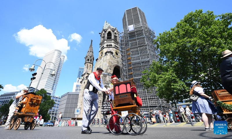 Barrel organ players perform during a parade of an international barrel organ festival in Berlin, Germany, on July 2, 2022.Photo:Xinhua