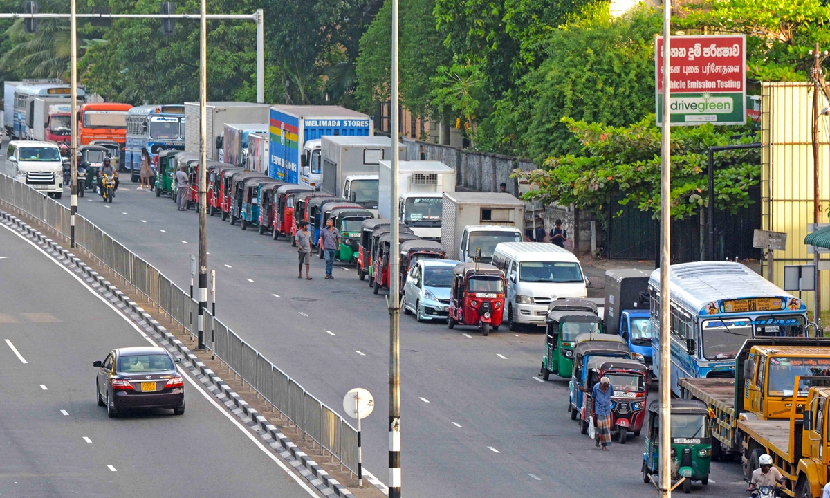 Motorists queue along a street to buy fuel at a fuel station in Colombo, Sri Lanka on July 3, 2022. Sri Lanka is expected to receive two ships containing petrol and diesel in July and another in August, Chairman of Lanka IOC, the subsidiary of Indian Oil Corporation, said recently. Photo: AFP