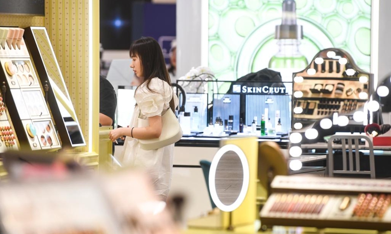 A customer purchases cosmetic products at a shopping mall in southwest China's Chongqing Municipality, July 3, 2022.Photo:Xinhua
