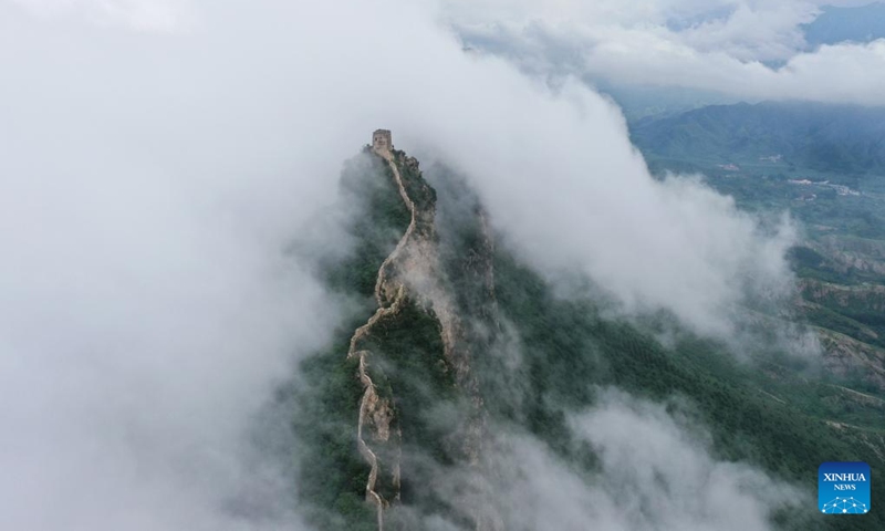 Aerial photo taken on July 4, 2022 shows clouds floating over the Great Wall in the border area between Luanping County in north China's Hebei Province and Miyun District of Beijing, capital of China.(Photo: Xinhua)