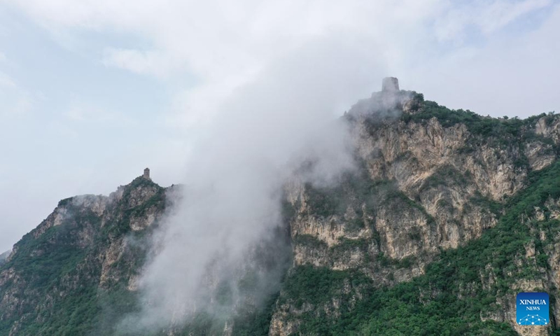 Aerial photo taken on July 4, 2022 shows clouds floating over the Great Wall in the border area between Luanping County in north China's Hebei Province and Miyun District of Beijing, capital of China.(Photo: Xinhua)