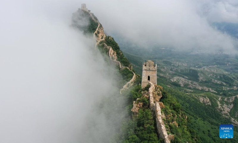 Aerial photo taken on July 4, 2022 shows clouds floating over the Great Wall in the border area between Luanping County in north China's Hebei Province and Miyun District of Beijing, capital of China.(Photo: Xinhua)