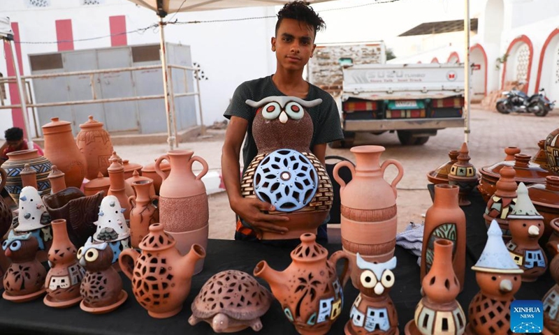 A craftsman shows pottery wares during a pottery exhibition at Fustat Pottery Village in Cairo, Egypt, July 3, 2022. A three-day pottery exhibition opened on Sunday at the Fustat Pottery Village, with the aim of promoting traditional Egyptian pottery culture and reviving pottery industry.(Photo: Xinhua)