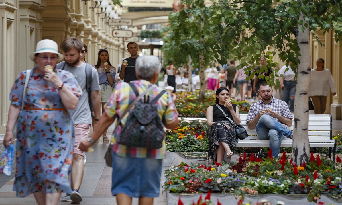 People admire flower decorations in a department store in Moscow, Russia on July 4, 2022. Photo: Xinhua