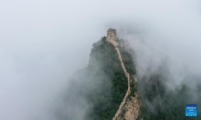 Aerial photo taken on July 4, 2022 shows clouds floating over the Great Wall in the border area between Luanping County in north China's Hebei Province and Miyun District of Beijing, capital of China.(Photo: Xinhua)