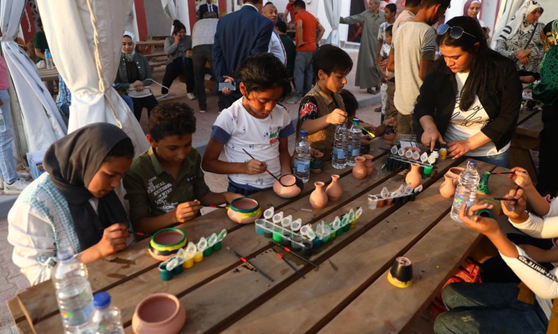 People color pottery wares during a pottery exhibition at Fustat Pottery Village in Cairo, Egypt, July 3, 2022.(Photo: Xinhua)