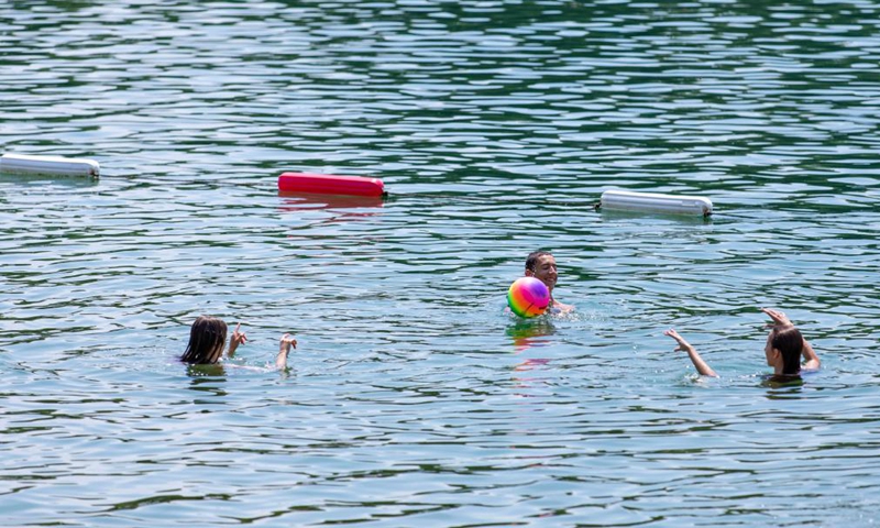 People play in a lake in Belgrade, Serbia, on July 5, 2022. Serbia witnessed hot weather recently.(Photo: Xinhua)