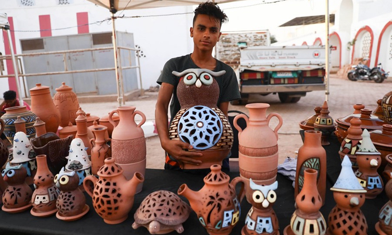 A craftsman shows pottery wares during a pottery exhibition at Fustat Pottery Village in Cairo, Egypt, July 3, 2022.(Photo: Xinhua)
