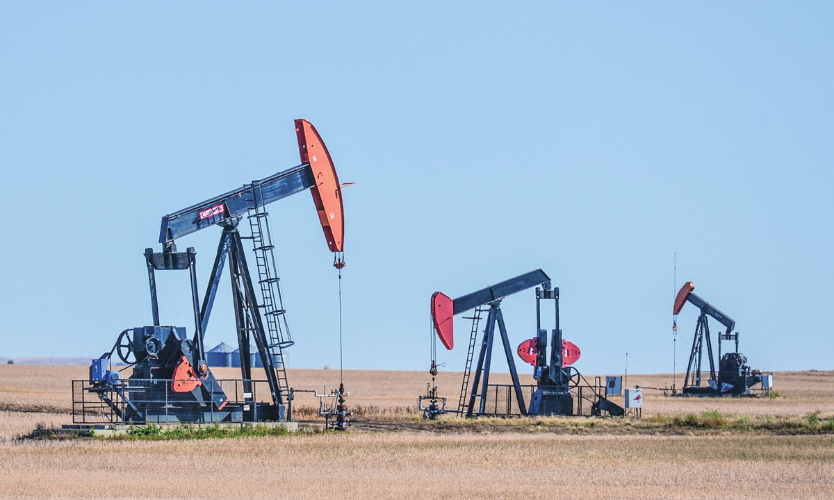 Oil wells in a field near Drumheller, Alberta, Canada. Photo：AFP