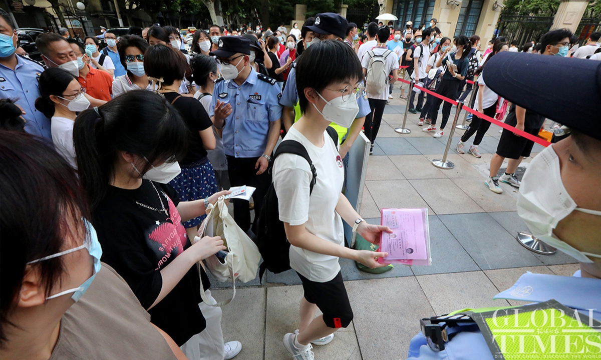 On early Thursday morning, students lined up to walk into the Shanghai Shixi High School, one of the designated college entrance exam sites following preventive epidemic measures.Photo: Chen Xia/GT