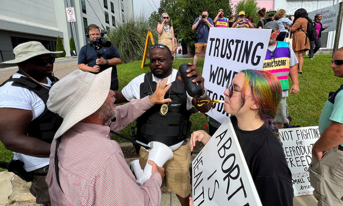 An abortion clinic security guard and abortion rights protesters confront an anti-abortion protester outside the Jackson Women's Health Organization in Jackson, Mississippi, the US on July 6, 2022. Photo: IC