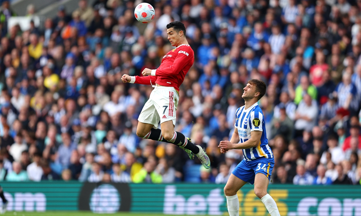 Cristiano Ronaldo (left) of Manchester United jumps for a header in front of Joel Veltman of Brighton and Hove Albion during a Premier League match on May 7, 2022 in Brighton, England. Photo: VCG