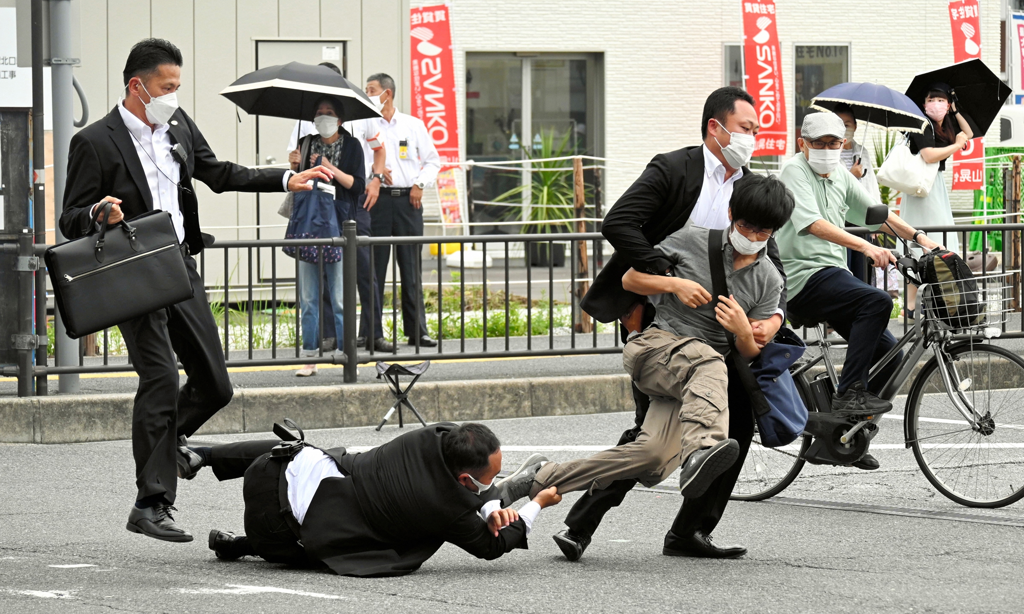 Security personnel tackle a suspect believed to have shot former prime minister Shinzo Abe on July 8, 2022 in Nara, Japan. Photo: VCG