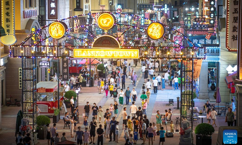 Photo taken on July 2, 2022 shows the view of a commercial street in Wuhan, central China's Hubei Province.  In recent years, Hubei Province has made efforts to innovatively combine its nighttime economy with culture and tourism, thus increasing the vitality and attractiveness of nighttime consumption.  (Photo: Xinhua)