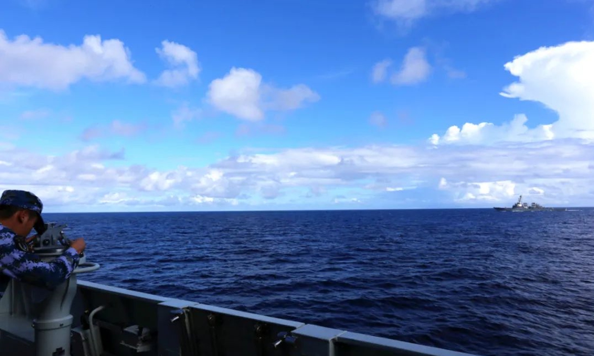 The Type 054A guided missile frigate <em>Xianning</em> affiliated with the Chinese People's Liberation Army (PLA) Southern Theater Command Navy tracks, monitors and warns away the USS <em>Benfold</em> guided missile destroyer which illegally entered the Chinese territorial waters of the Xisha Islands in the South China Sea on July 13, 2022. Photo: Screenshot of WeChat account of PLA Southern Theater Command