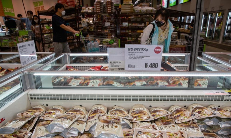 2022년 7월 9일 대한민국 고양시의 한 슈퍼마켓에서 사람들이 쇼핑을 하고 있다.  사진: 신화통신