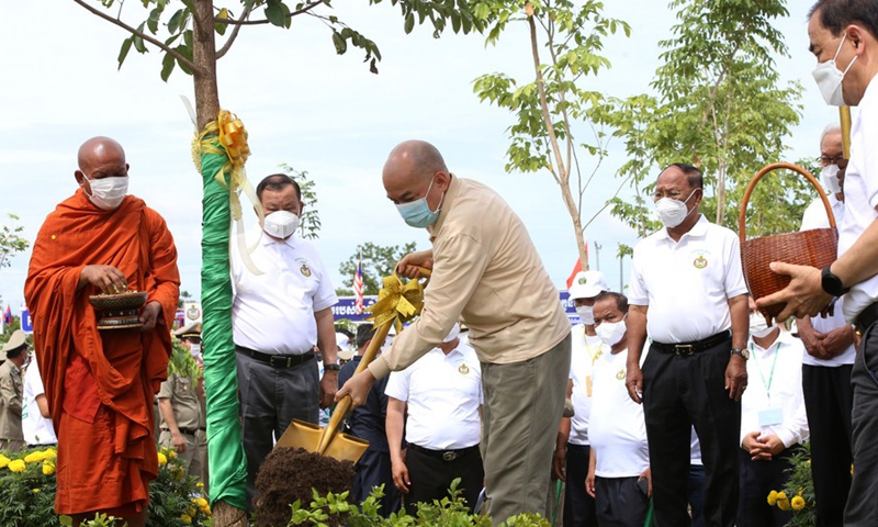 Cambodian King Norodom Sihamoni (C, front) plants a tree seedling in Battambang province, Cambodia, July 9, 2022.Photo:Xinhua