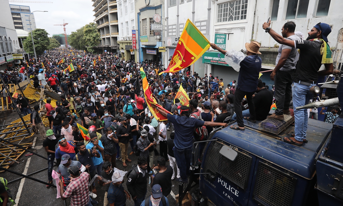 Protesters gather near the presidential palace in Colombo, Sri Lanka on July 9, 2022. Photo: IC