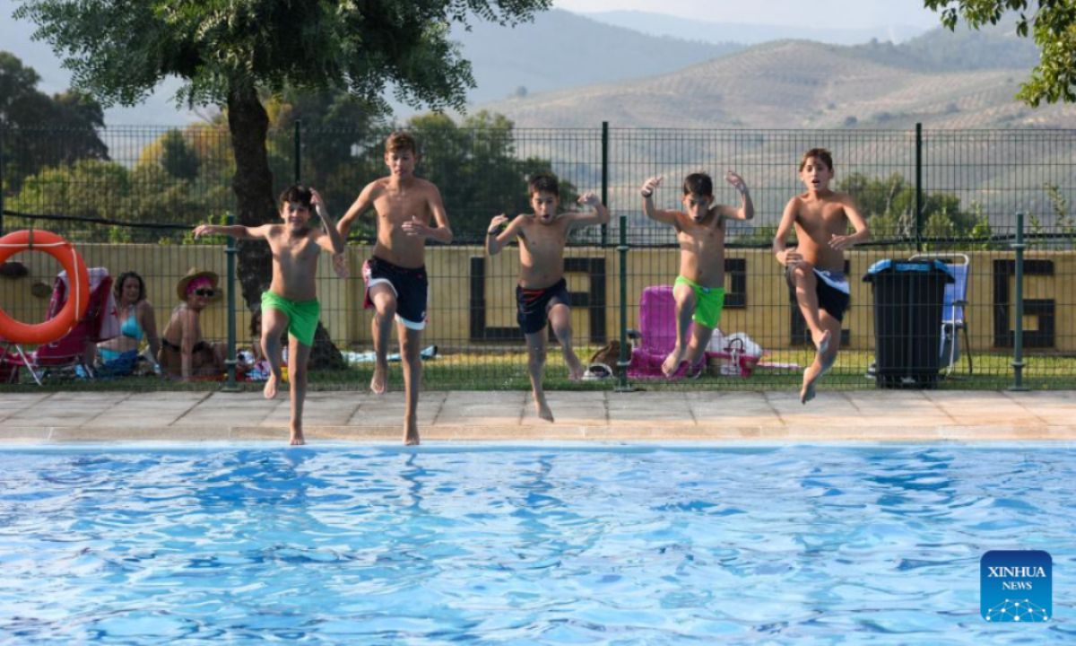 Children jump into a pool in Caceres, Spain, July 14, 2022. Eighty-four people are known to have died from the heat wave that has struck Spain since July 10, the Carlos III Health Institute, which reports to the Spanish Ministry of Health, said on Friday. Photo:Xinhua