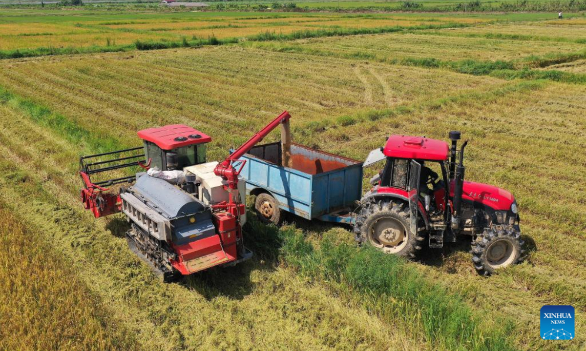 Aerial photo shows agricultural vehicles harvesting early-season rice in Nanchang County, east China's Jiangxi Province, July 13, 2022. Photo:Xinhua