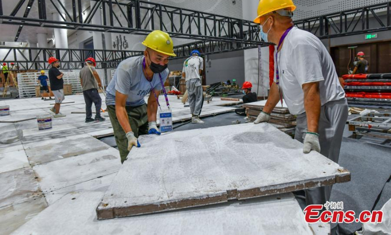 Workers prepare the venue for the 2nd China International Consumer Products Expo at the Hainan International Convention and Exhibition Center in Haikou, south China's Hainan Province, July 18, 2022. The 2nd China International Consumer Products Expo is set to be staged from July 26 to 30. (Photo: China News Serivce/Luo Yunfei)