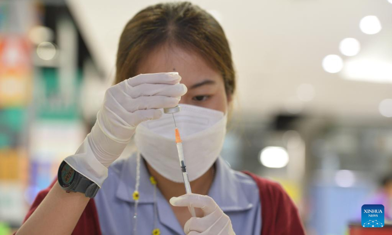A medical worker prepares a dose of the COVID-19 vaccine in Bangkok, Thailand, on July 19, 2022. (Xinhua/Rachen Sageamsak)