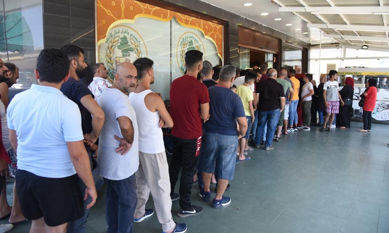 People line up to buy bread at a bakery during the Eid al-Adha holiday in Tripoli, Lebanon, on July 10, 2022.Photo:Xinhua
