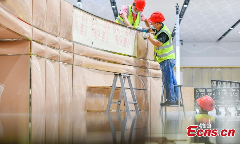 Workers prepare the venue for the 2nd China International Consumer Products Expo at the Hainan International Convention and Exhibition Center in Haikou, south China's Hainan Province, July 18, 2022. The 2nd China International Consumer Products Expo is set to be staged from July 26 to 30. (Photo: China News Serivce/Luo Yunfei)