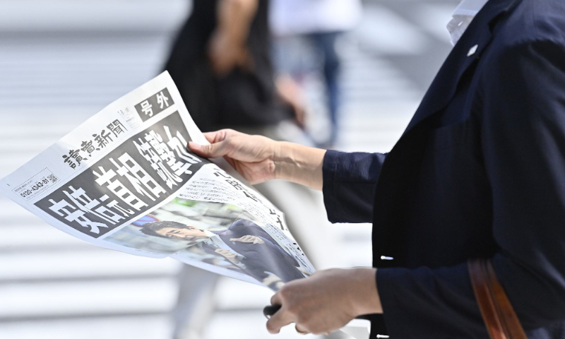 People read a special edition of a Japanese national newspaper distributed in the street on July 8, 2022 in Tokyo downtown, Japan, as Shinzo Abe, former prime minister of Japan, was shot on the morning the same day during a street meeting. Photo: VCG 
