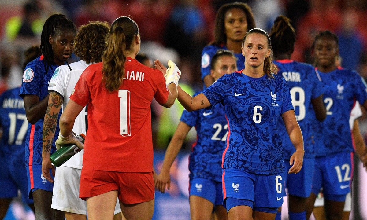 France's midfielder Sandie Toletti (third right) taps hands with Italy's goalkeeper Laura Giuliani after the UEFA Women's Euro 2022 Group D soccer match between France and Italy at New York Stadium in Rotherham, northern England on July 10, 2022. Photo: AFP