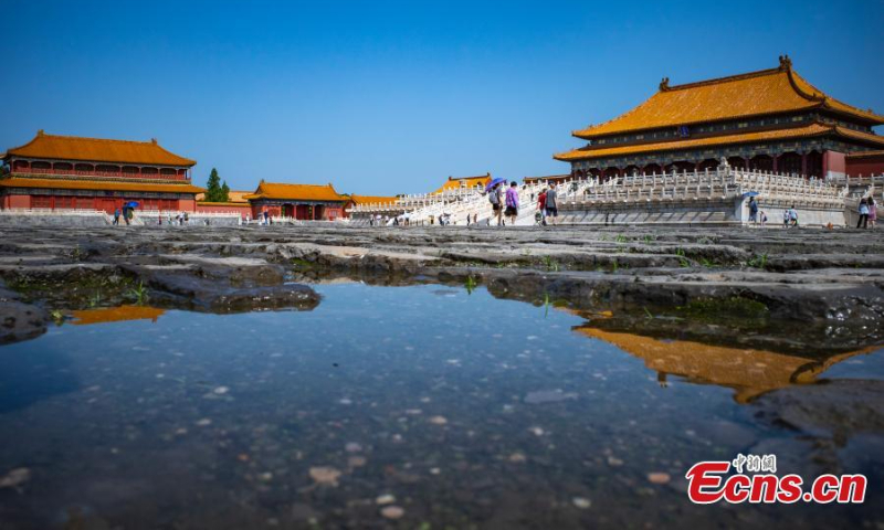 2022年7月13日，北京，雨后的水中倒映着故宫博物院的镜像。（图片：中新社/侯宇）